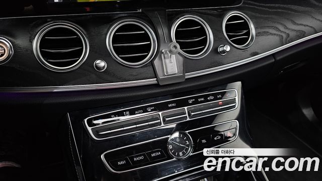 Mercedes-Benz E-Class 2017 — photo 25