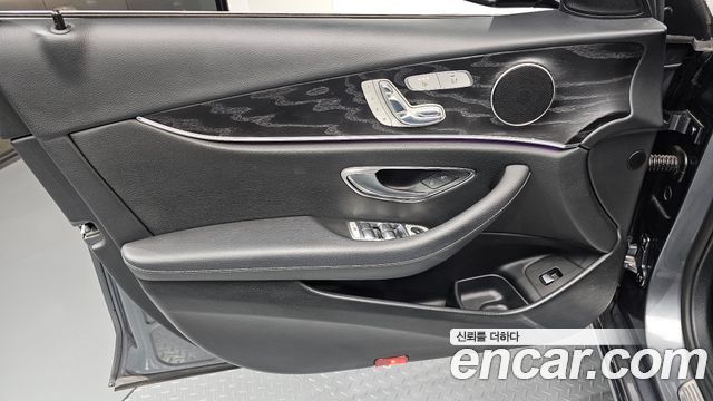 Mercedes-Benz E-Class 2017 — photo 14