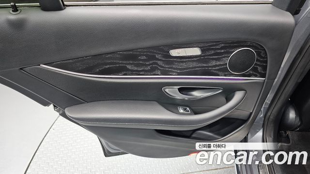 Mercedes-Benz E-Class 2017 — photo 15