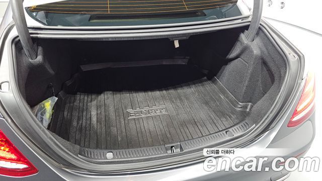 Mercedes-Benz E-Class 2017 — photo 32