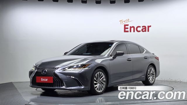 Lexus ES 2019 — photo 1