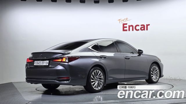 Lexus ES 2019 — photo 2
