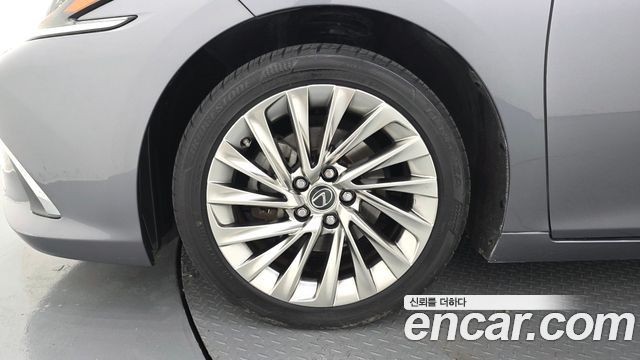 Lexus ES 2019 — photo 5