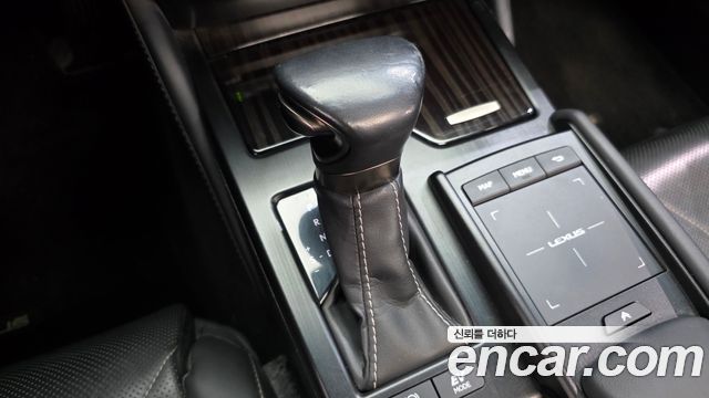 Lexus ES 2019 — photo 9