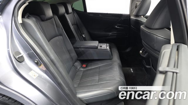 Lexus ES 2019 — photo 12
