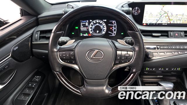 Lexus ES 2019 — photo 13