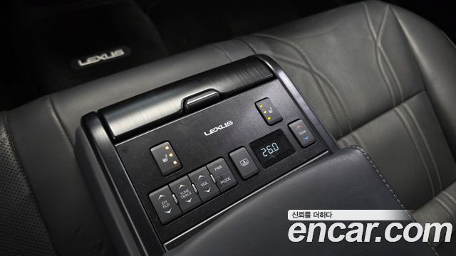 Lexus ES 2019 — photo 18