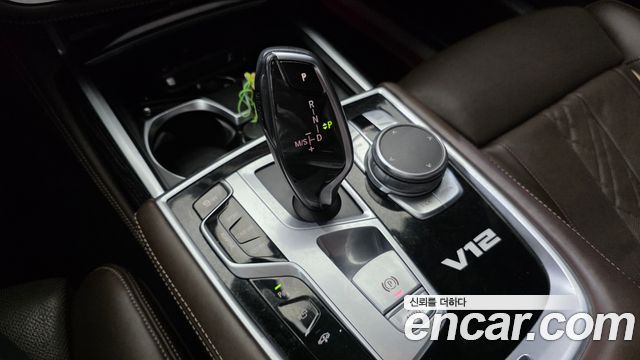 BMW 7-Series 2018 — photo 12