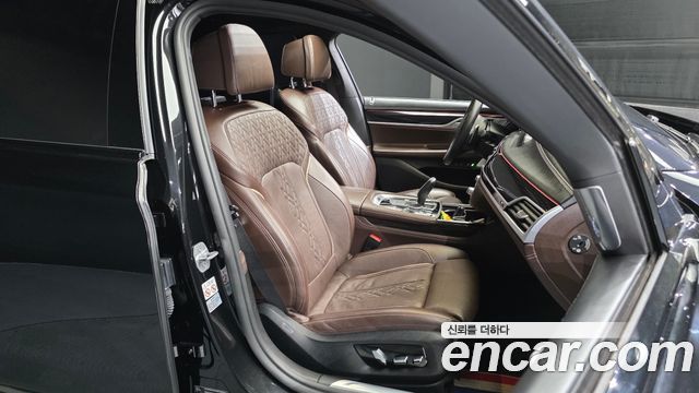 BMW 7-Series 2018 — photo 17