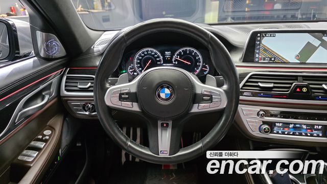 BMW 7-Series 2018 — photo 18