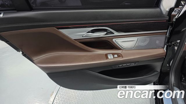 BMW 7-Series 2018 — photo 15