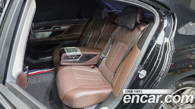 BMW 7-Series 2018 — photo 16