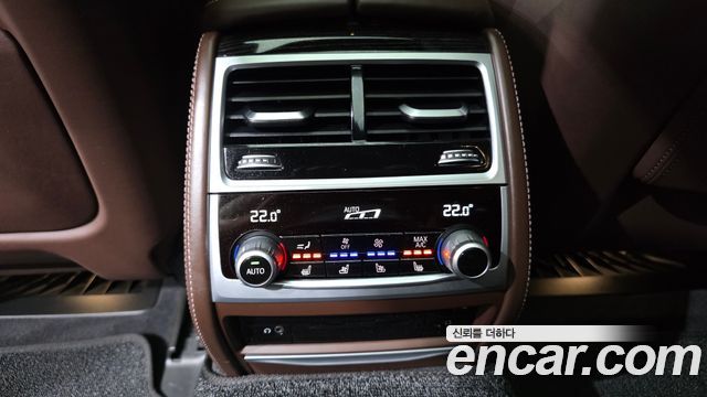 BMW 7-Series 2018 — photo 31