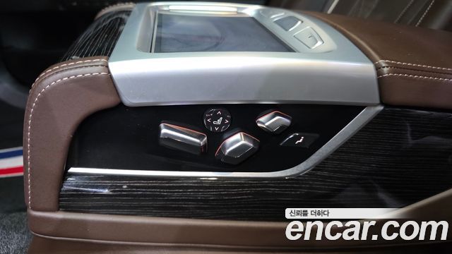 BMW 7-Series 2018 — photo 32