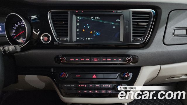 Kia Canival 2015 — photo 18