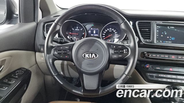 Kia Canival 2015 — photo 19