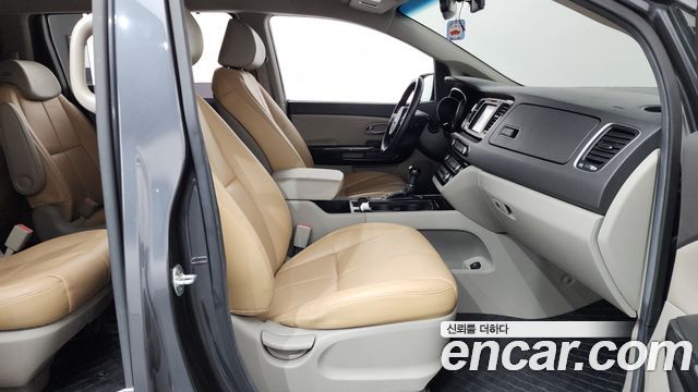 Kia Canival 2015 — photo 16