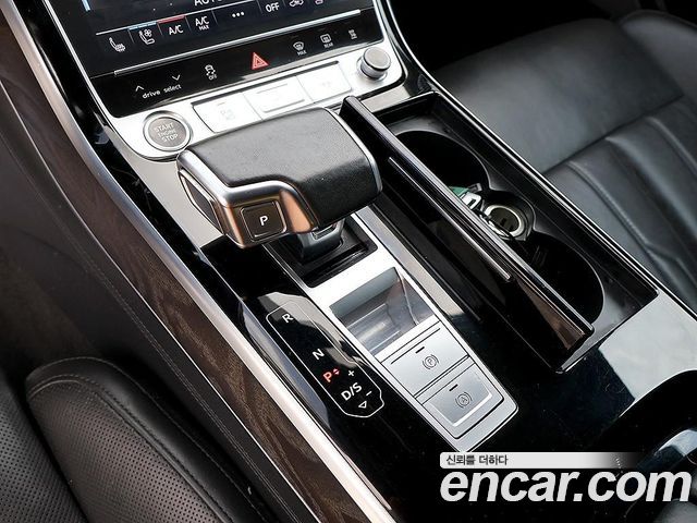 Audi A8 2023 — photo 9