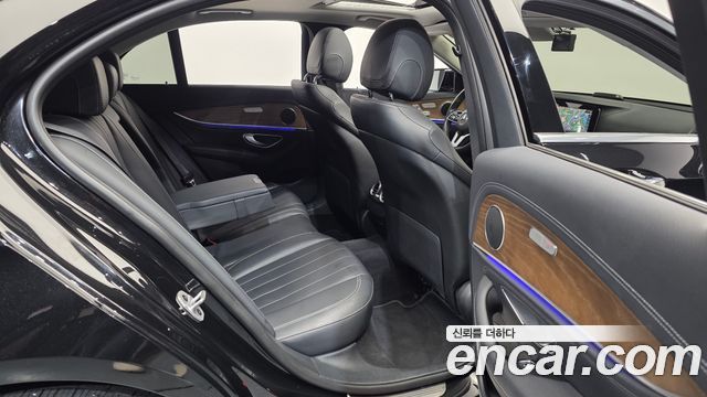 Mercedes-Benz E-Class 2019 — photo 18