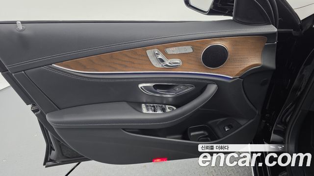 Mercedes-Benz E-Class 2019 — photo 14