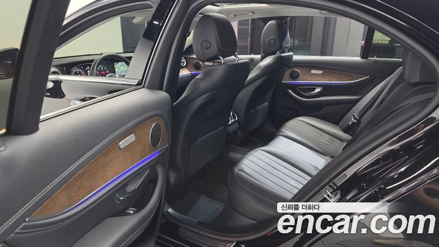 Mercedes-Benz E-Class 2019 — photo 16