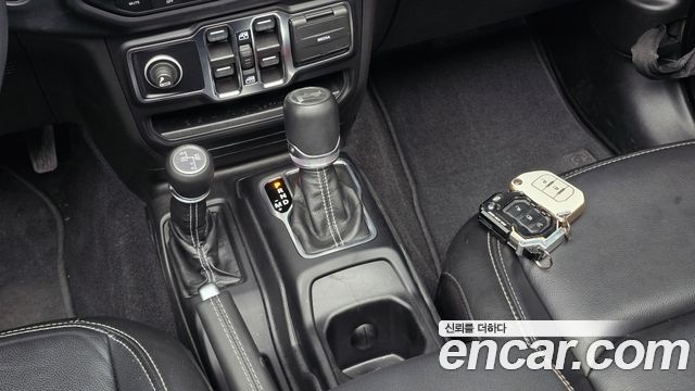 Jeep Wrangler 2022 — photo 12