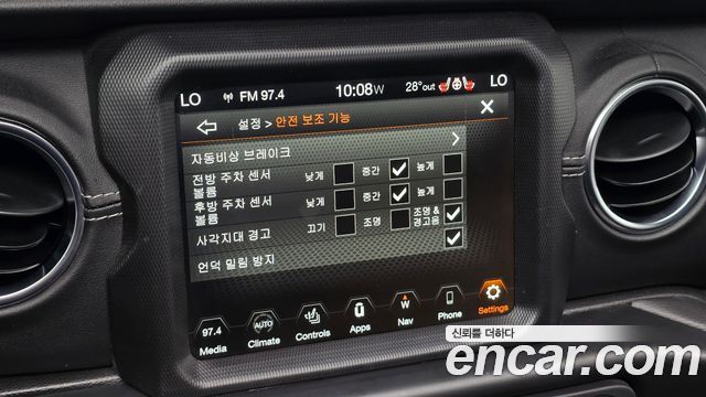 Jeep Wrangler 2022 — photo 24
