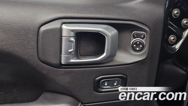 Jeep Wrangler 2022 — photo 27