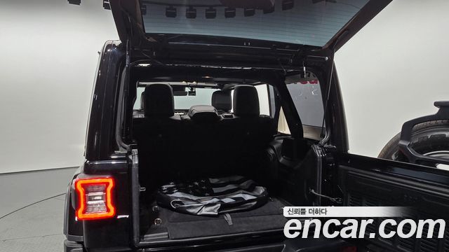 Jeep Wrangler 2022 — photo 31