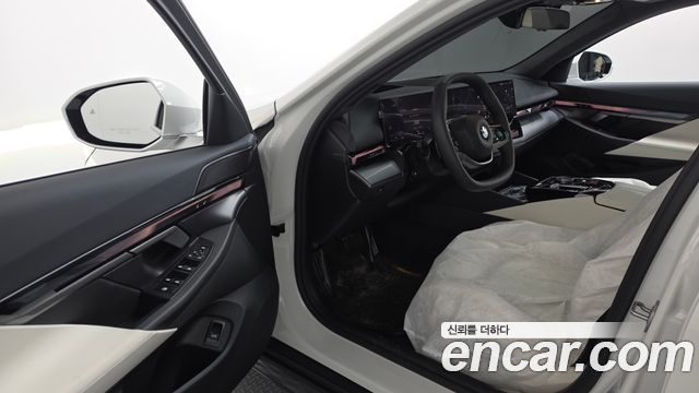 BMW 5-Series 2025 — photo 13
