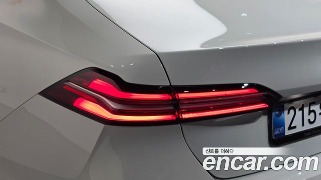 BMW 5-Series 2025 — photo 9