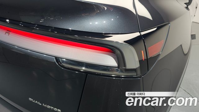 Tesla Model Y 2025 — photo 9