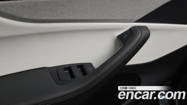 Tesla Model Y 2025 — photo 30