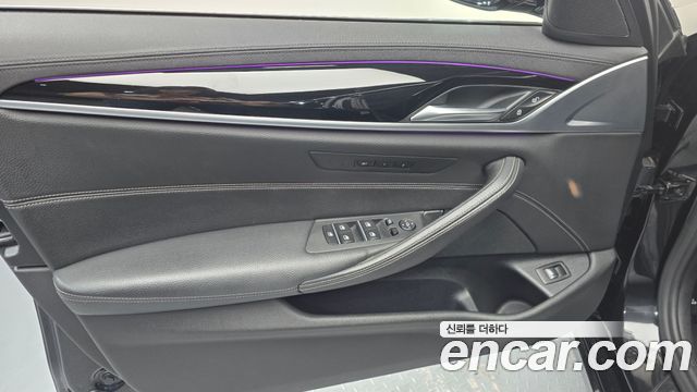 BMW 5-Series 2019 — photo 14