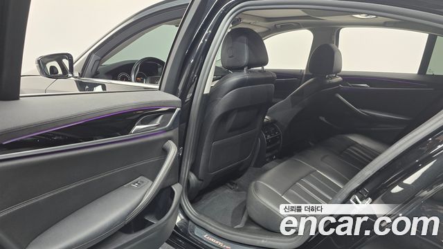 BMW 5-Series 2019 — photo 27