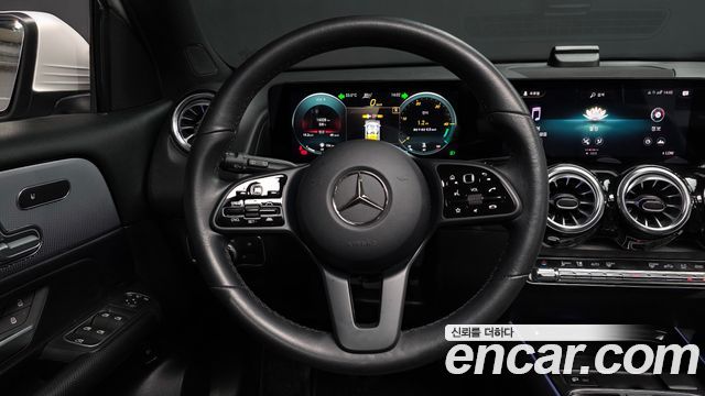 Mercedes-Benz GLB-Class 2021 — photo 19