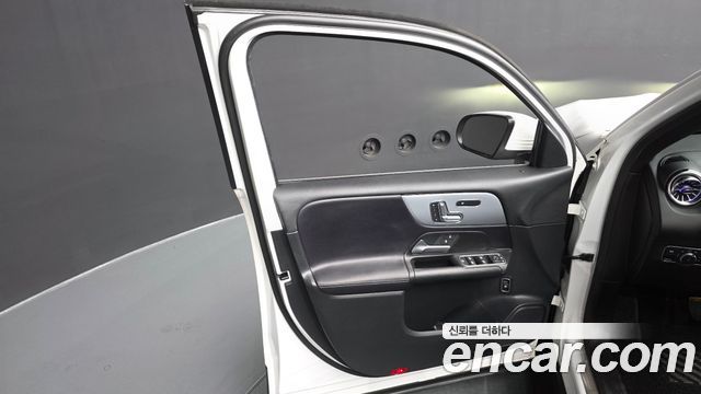 Mercedes-Benz GLB-Class 2021 — photo 14