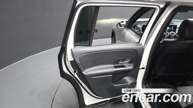 Mercedes-Benz GLB-Class 2021 — photo 15