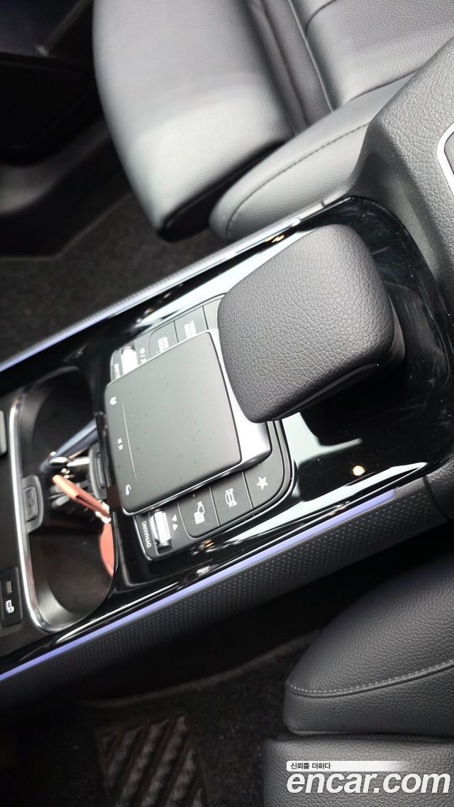 Mercedes-Benz GLB-Class 2021 — photo 28
