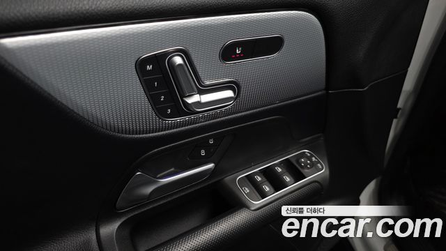 Mercedes-Benz GLB-Class 2021 — photo 30