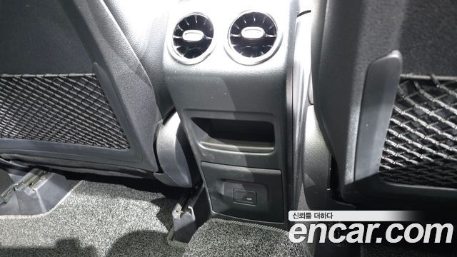 Mercedes-Benz GLB-Class 2021 — photo 31