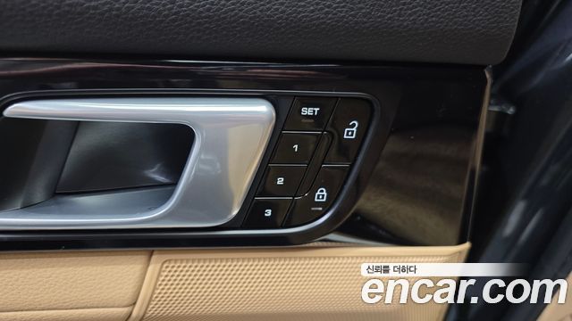 Porsche Panamera 2020 — photo 28