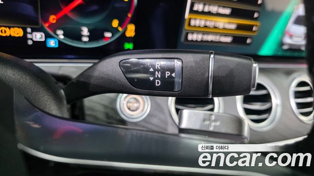 Mercedes-Benz E-Class 2022 — photo 12