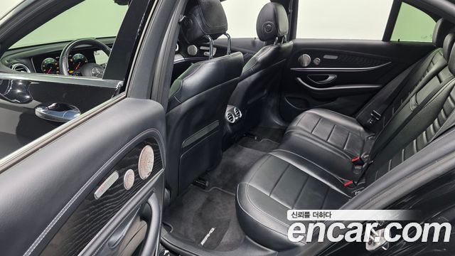 Mercedes-Benz E-Class 2022 — photo 18