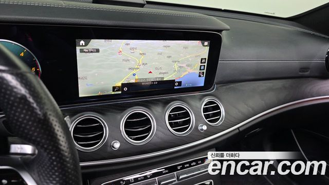 Mercedes-Benz E-Class 2022 — photo 21