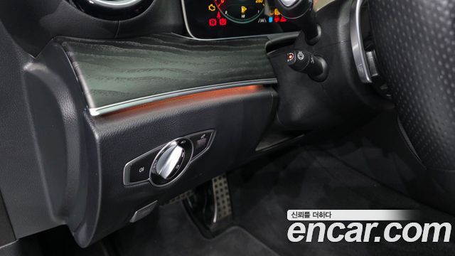 Mercedes-Benz E-Class 2022 — photo 24
