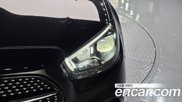 Mercedes-Benz E-Class 2022 — photo 8