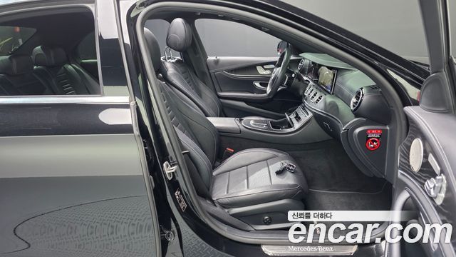 Mercedes-Benz E-Class 2022 — photo 16