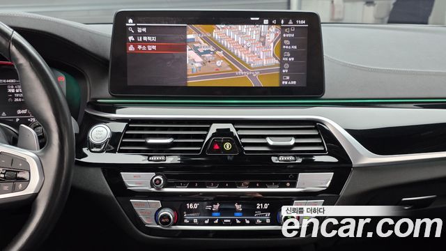 BMW 5-Series 2022 — photo 13