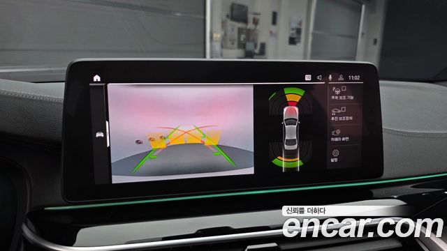 BMW 5-Series 2022 — photo 15